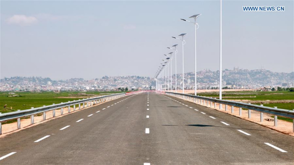 Photo taken on Nov. 12, 2016 shows a newly-built road which links Madagascar's capital Antananarivo and the road to the Ivato International Airport in Madagascar. The new road built by China was inaugurated in Antananarivo on Friday as part of the preparation work for the Summit of French speaking countries (La Francophonie) scheduled to be held in the country from Nov. 21 to 27. (Xinhua/Wen Hao) Photo taken on Nov. 12, 2016 shows a newly-built road which links Madagascar's capital Antananarivo and the road to the Ivato International Airport in Madagascar. The new road built by China was inaugurated in Antananarivo on Friday as part of the preparation work for the Summit of French speaking countries (La Francophonie) scheduled to be held in the country from Nov. 21 to 27. (Xinhua/Wen Hao)