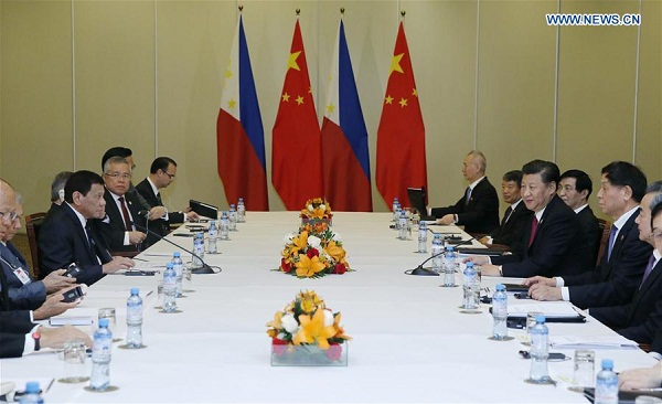 Chinese President Xi Jinping meets with his Philippine counterpart Rodrigo Duterte in Lima, Peru, Nov. 19, 2016. (Xinhua/Ju Peng)