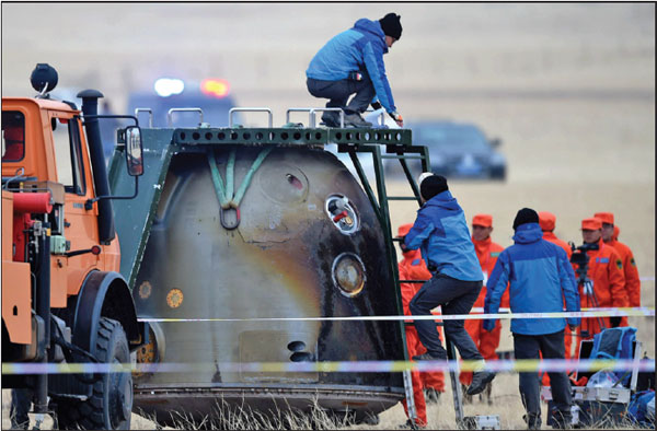 Technicians assess the reentry capsule of Shenzhou XI which landed in the Inner Mongolia autonomous region on Friday, bringing home two astronauts from China's longest manned space mission.(Photo: Xinhua/Ren Junchuan) Technicians assess the reentry capsule of Shenzhou XI which landed in the Inner Mongolia autonomous region on Friday, bringing home two astronauts from China's longest manned space mission.(Photo: Xinhua/Ren Junchuan)