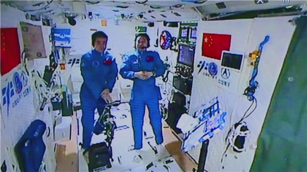 Astronauts Jing Haipeng (right) and Chen Dong aboard the Tiangong II space lab.(Photo/Xinhua) Astronauts Jing Haipeng (right) and Chen Dong aboard the Tiangong II space lab.(Photo/Xinhua)