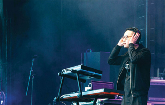 Andy Leung performs on stage in Trafalgar Square on Feb 14. (HARRY PARVIN/CHINA DAILY) Andy Leung performs on stage in Trafalgar Square on Feb 14. (HARRY PARVIN/CHINA DAILY)