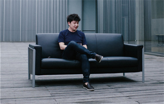 Gu Mengjie starts his writing career with an online micro blog. The author has now published three books on Western paintings and art. (Photo provided to China Daily) Gu Mengjie starts his writing career with an online micro blog. The author has now published three books on Western paintings and art. (Photo provided to China Daily)