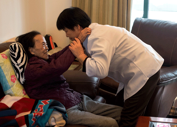 A caregiver employed by Xiaobo Homecare helps an 86-year-old Shanghai resident to sit stably on sofa. The senior's daughter hired the caregiver to assist her mother as she recovers from a stroke. (Photo by Gao Erqiang/China Daily) A caregiver employed by Xiaobo Homecare helps an 86-year-old Shanghai resident to sit stably on sofa. The senior's daughter hired the caregiver to assist her mother as she recovers from a stroke. (Photo by Gao Erqiang/China Daily)