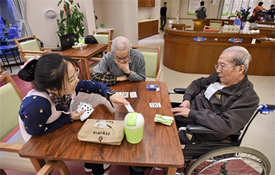 A worker plays cards with seniors at a nursing home in Beijing's Fengtai district on Nov 21, 2016. (Photo/Xinhua) A worker plays cards with seniors at a nursing home in Beijing's Fengtai district on Nov 21, 2016. (Photo/Xinhua)