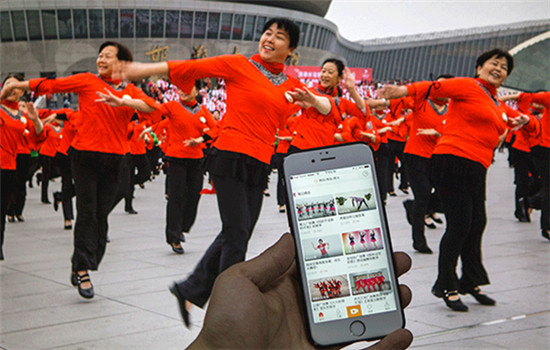Public square dancing is very popular among women who want to live a more healthy and leisurely life. (ZHANG XIAOYU/CHINA DAILY) Public square dancing is very popular among women who want to live a more healthy and leisurely life. (ZHANG XIAOYU/CHINA DAILY)