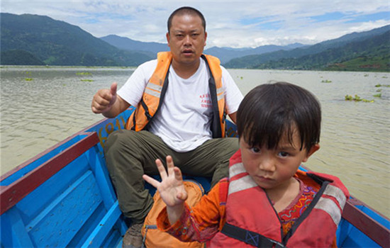 Pan Zhenwen and her father, Pan Tufeng, travel by boat during a trip to Pokhara, Nepal, in August. (Provided to CHINA DAILY) Pan Zhenwen and her father, Pan Tufeng, travel by boat during a trip to Pokhara, Nepal, in August. (Provided to CHINA DAILY)