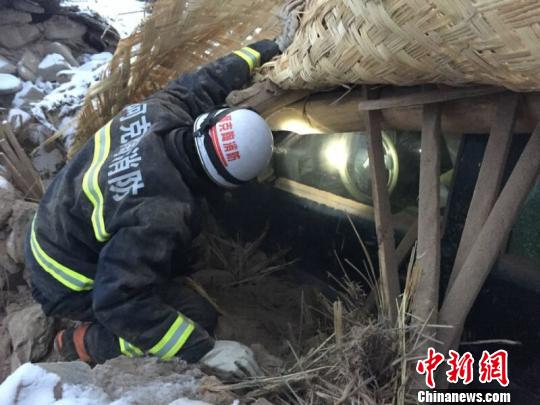 A rescuer works at a quake-hit sheepfold in Xinjiang's Akto County, Nov. 27, 2016. (Photo/Chinanews.com) A rescuer works at a quake-hit sheepfold in Xinjiang's Akto County, Nov. 27, 2016. (Photo/Chinanews.com)