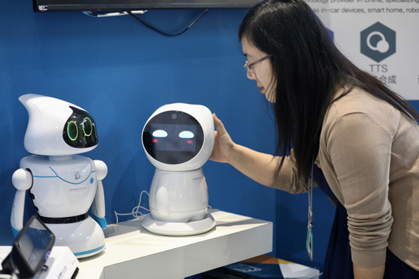 A visitor interacts with robots at the Third International Internet Forum in Wuzhen, Zhejiang province, on Nov 15, 2016. ZHU XINGXIN / CHINA DAILY A visitor interacts with robots at the Third International Internet Forum in Wuzhen, Zhejiang province, on Nov 15, 2016. ZHU XINGXIN / CHINA DAILY