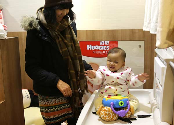 A mother tends to her baby in a nursing room at a shopping mall in Shanghai. YANG SHICHAO/XINHUA A mother tends to her baby in a nursing room at a shopping mall in Shanghai. YANG SHICHAO/XINHUA
