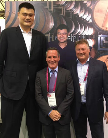 Former basketball star Yao Ming promotes his Yao Family Wines produced in California's Napa Valley. (Photo provided to China Daily) Former basketball star Yao Ming promotes his Yao Family Wines produced in California's Napa Valley. (Photo provided to China Daily)