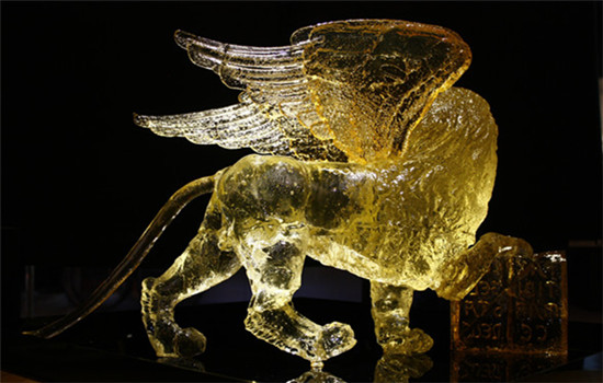 A honey-colored Venetian lion made out of sugar becomes an attraction at a recent Italian embassy event in Beijing. (Photo provided to China Daily) A honey-colored Venetian lion made out of sugar becomes an attraction at a recent Italian embassy event in Beijing. (Photo provided to China Daily)