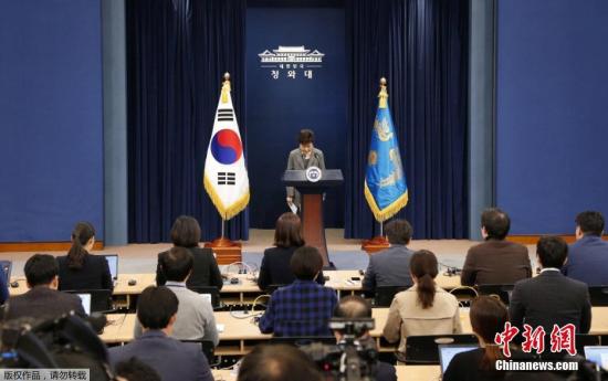 S. Korean President Park Geun-hye makes an apology at a public news briefing. (File photo/Chinanews.com) S. Korean President Park Geun-hye makes an apology at a public news briefing. (File photo/Chinanews.com)