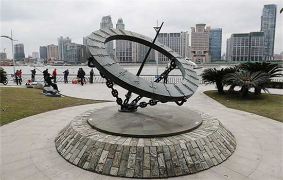 A sculpture that is accused of being a copy of an iconic statue in London is seen along the Huangpu River in Shanghai on Tuesday. (GAO ERQIANG/CHINA DAILY) A sculpture that is accused of being a copy of an iconic statue in London is seen along the Huangpu River in Shanghai on Tuesday. (GAO ERQIANG/CHINA DAILY)