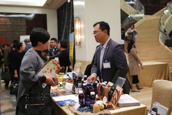 A business representative talk with a visitor at the Canadian agri-food export-cafe held in Beijing on Novermer 4, 2016. (Photo: Guosheng/Provided to Ecns.cn) A business representative talk with a visitor at the Canadian agri-food export-cafe held in Beijing on Novermer 4, 2016. (Photo: Guosheng/Provided to Ecns.cn)