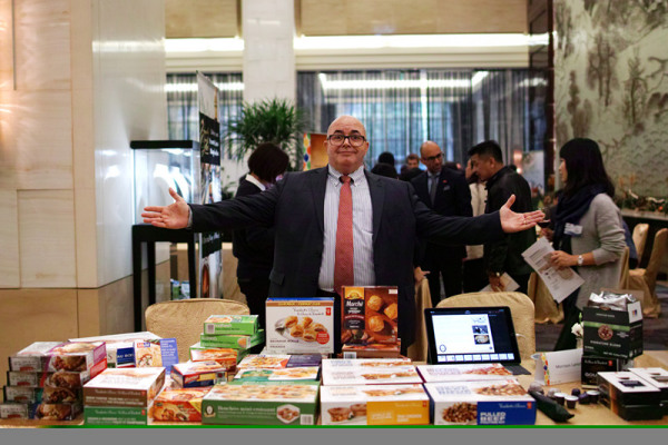 A business representative presents microwave food products made in Canada. (Photo: Guo Sheng/Provided to Ecns.cn) A business representative presents microwave food products made in Canada. (Photo: Guo Sheng/Provided to Ecns.cn)