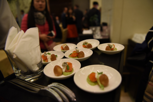 Sampling dishes featuring Canadian salmon, quail egg and avocado. (Photo provided to Ecns.cn) Sampling dishes featuring Canadian salmon, quail egg and avocado. (Photo provided to Ecns.cn)