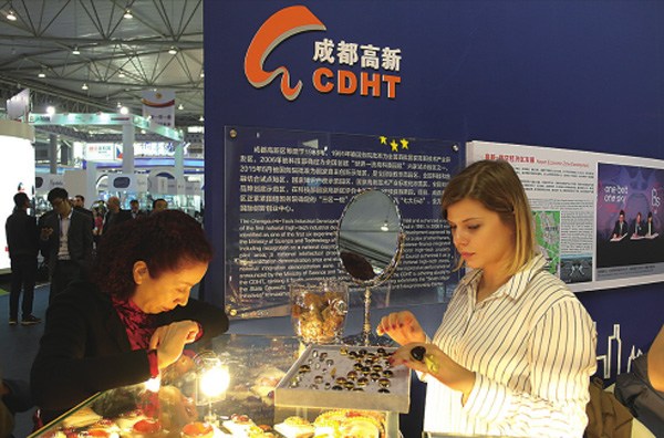Visitors browse products at the pavilion of the European Union, a highlight during the fair. (Photo/China Daily) Visitors browse products at the pavilion of the European Union, a highlight during the fair. (Photo/China Daily)