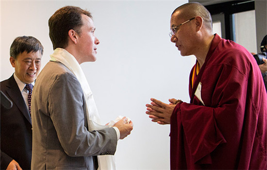 Tibet Living Buddha Dawaciren (right) presents a hada to Hans Stockton, director of the Center of International Studies at University of St. Thomas, while Lu Guangjin (left), director from the Information Office of the State Council, looks on.(Photo/chinadaily.com.cn) Tibet Living Buddha Dawaciren (right) presents a hada to Hans Stockton, director of the Center of International Studies at University of St. Thomas, while Lu Guangjin (left), director from the Information Office of the State Council, looks on.(Photo/chinadaily.com.cn)