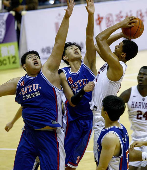 Basketball players from colleges in China and the United States during a friendly game at Shanghai Jiao Tong University on Nov 9. FANG ZHE/XINHUA Basketball players from colleges in China and the United States during a friendly game at Shanghai Jiao Tong University on Nov 9. FANG ZHE/XINHUA