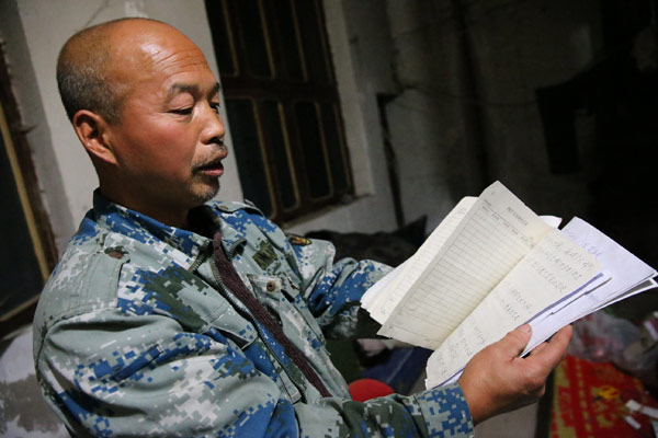 Migrant worker Li Jian with the manuscript of his third book at the room he has rented in Xi'an, Shaanxi province. (Photo by Deng Xiaowei/China Daily) Migrant worker Li Jian with the manuscript of his third book at the room he has rented in Xi'an, Shaanxi province. (Photo by Deng Xiaowei/China Daily)