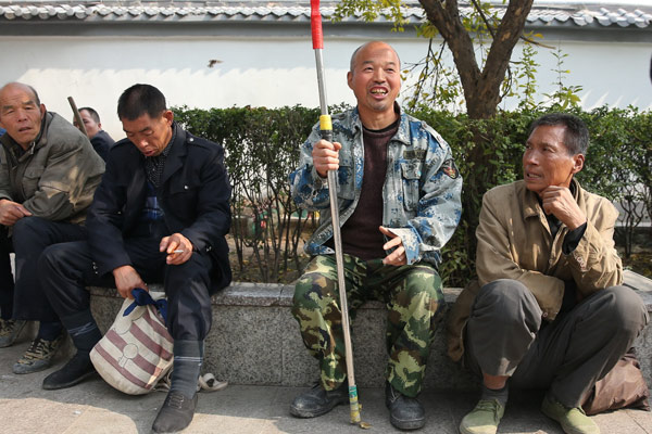 Li Jian (second from right) and his fellow workers have a break at a construction site in Xi'an. (Photo by Deng Xiaowei/China Daily) Li Jian (second from right) and his fellow workers have a break at a construction site in Xi'an. (Photo by Deng Xiaowei/China Daily)