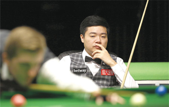 Ding Junhui plays against Ross Muir from Scotland at the UK Championship in York on Sunday. Ding won the game 6-2. (Photo/Xinhua) Ding Junhui plays against Ross Muir from Scotland at the UK Championship in York on Sunday. Ding won the game 6-2. (Photo/Xinhua)