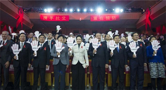 First lady Peng Liyuan (middle, first row) in a group photo at an event ahead of the 29th World AIDS Day, at Beijing University of Aeronautics and Astronautics in November 2016. (Photo/gov.cn) First lady Peng Liyuan (middle, first row) in a group photo at an event ahead of the 29th World AIDS Day, at Beijing University of Aeronautics and Astronautics in November 2016. (Photo/gov.cn)