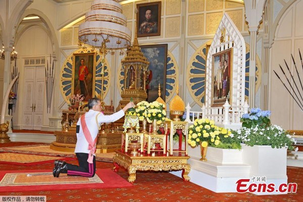 Crown Prince Maha Vajiralongkorn attends a succession ceremony to become King Rama X in Bangkok, Thailand, on Dec.1, 2016. Thailand's Crown Prince Maha Vajiralongkorn accepted invitation from parliament president to ascend to the throne and thus formally proclaimed King Rama X in a televised ceremony broadcast late Thursday. (Photo/Agencies) Crown Prince Maha Vajiralongkorn attends a succession ceremony to become King Rama X in Bangkok, Thailand, on Dec.1, 2016. Thailand's Crown Prince Maha Vajiralongkorn accepted invitation from parliament president to ascend to the throne and thus formally proclaimed King Rama X in a televised ceremony broadcast late Thursday. (Photo/Agencies)