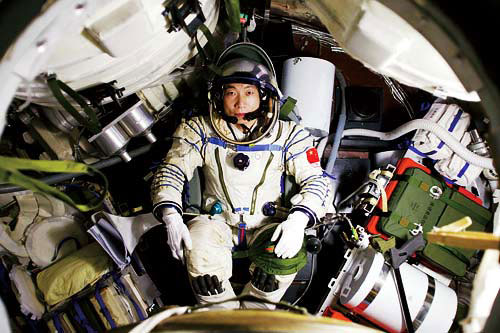 Chinese astronaut Yang Liwei sits in the module of Shenzhen 5 spaceship. (File photo/China.org.cn) Chinese astronaut Yang Liwei sits in the module of Shenzhen 5 spaceship. (File photo/China.org.cn)