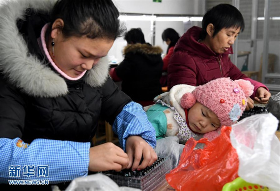 Left-behind women work at a factory set up by Tu Guangyong in Xinxian County, central China's Henan Province. (Photo/Xinhua) Left-behind women work at a factory set up by Tu Guangyong in Xinxian County, central China's Henan Province. (Photo/Xinhua)