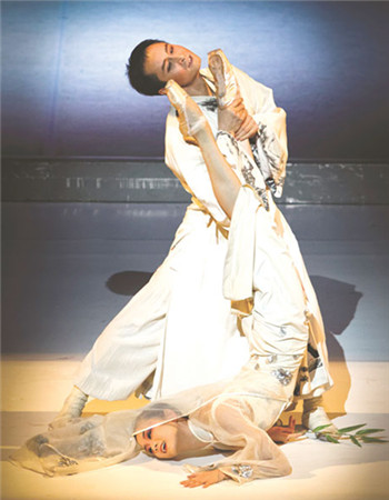 Wang Qimin and Li Jun perform with the National Ballet of China during its return to the London stage this week. (NATIONAL BALLET OF CHINA/CHINA DAILY) Wang Qimin and Li Jun perform with the National Ballet of China during its return to the London stage this week. (NATIONAL BALLET OF CHINA/CHINA DAILY)