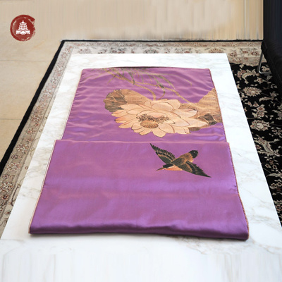 An APEC silk shawl is priced at 9,980 RMB in the Summer Palace online store. (Photo/Summer Palace Royal Business Street) An APEC silk shawl is priced at 9,980 RMB in the Summer Palace online store. (Photo/Summer Palace Royal Business Street)