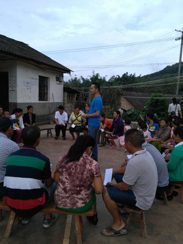 A Heifer China member of staff trains villagers in one of its poverty alleviation projects in Lancang county, Yunnan Province. (Photo/Courtesy of Heifer China) A Heifer China member of staff trains villagers in one of its poverty alleviation projects in Lancang county, Yunnan Province. (Photo/Courtesy of Heifer China)