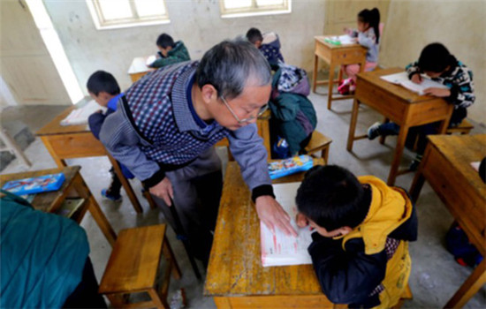 Li Zhaowen, the only teacher of a primary school in South China's Guangxi Zhuang autonomous region, teaches students in November 2016. (Photo/Xinhua) Li Zhaowen, the only teacher of a primary school in South China's Guangxi Zhuang autonomous region, teaches students in November 2016. (Photo/Xinhua)