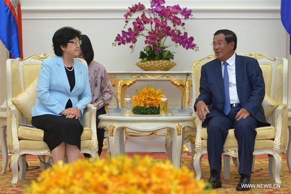 Cambodian Prime Minister Samdech Techo Hun Sen (R) meets with Li Bin, minister in charge of China's National Health and Family Planning Commission, in Phnom Penh, Cambodia, Dec. 6, 2016. (Photo: Xinhua/Sovannara) Cambodian Prime Minister Samdech Techo Hun Sen (R) meets with Li Bin, minister in charge of China's National Health and Family Planning Commission, in Phnom Penh, Cambodia, Dec. 6, 2016. (Photo: Xinhua/Sovannara)