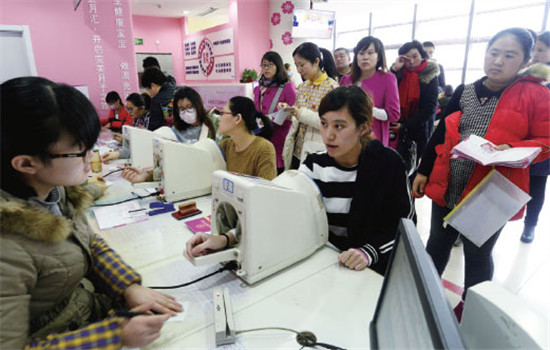 Pregnant women line up for health checks at Jinan Maternity and Child Care Hospital in Jinan, Shandong province, in March. Thirty percent of mothers-to-be visiting the hospital are expecting their second child, according to hospital sources. (Zhao Xiaoming / Xinhua) Pregnant women line up for health checks at Jinan Maternity and Child Care Hospital in Jinan, Shandong province, in March. Thirty percent of mothers-to-be visiting the hospital are expecting their second child, according to hospital sources. (Zhao Xiaoming / Xinhua)