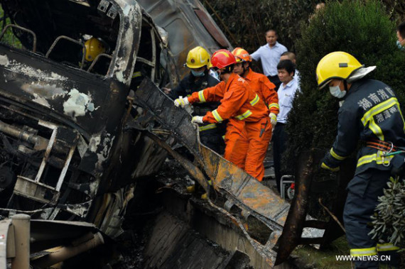 Rescuers work at the site of a highway accident in central China's Hunan Province, Sept. 25, 2015. A total of 21 people died and 11 others were injured on Friday after a collision involving four vehicles on an expressway in central China's Hunan Province. (Photo: Xinhua/Bai Yu) Rescuers work at the site of a highway accident in central China's Hunan Province, Sept. 25, 2015. A total of 21 people died and 11 others were injured on Friday after a collision involving four vehicles on an expressway in central China's Hunan Province. (Photo: Xinhua/Bai Yu)