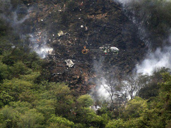 Photo taken on Dec. 7, 2016, shows a helicopter flying over the site of a plane crash in northwest Pakistan's Havelian. (Photo: Xinhua/Stringer) Photo taken on Dec. 7, 2016, shows a helicopter flying over the site of a plane crash in northwest Pakistan's Havelian. (Photo: Xinhua/Stringer)