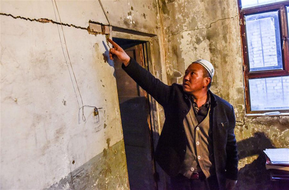Ma Zhonghai evaluates the damage caused by an earthquake to his house at Queergou Town in Hutubi County, northwest China's Xinjiang Uygur Autonomous Region, Dec. 8, 2016.(Photo: Xinhua/Zhao Ge) Ma Zhonghai evaluates the damage caused by an earthquake to his house at Queergou Town in Hutubi County, northwest China's Xinjiang Uygur Autonomous Region, Dec. 8, 2016.(Photo: Xinhua/Zhao Ge)