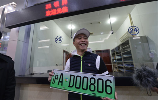 Wu Feng, owner of a Tesla Model X, is the first to install the new plate in Shanghai, on Dec 1, 2016. (Photo provided to chinadaily.com.cn) Wu Feng, owner of a Tesla Model X, is the first to install the new plate in Shanghai, on Dec 1, 2016. (Photo provided to chinadaily.com.cn)