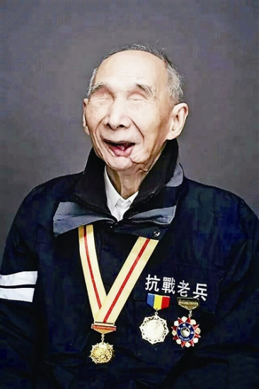 Qian Jianmin pose in uniform wearing badges. (Photo from web) Qian Jianmin pose in uniform wearing badges. (Photo from web)