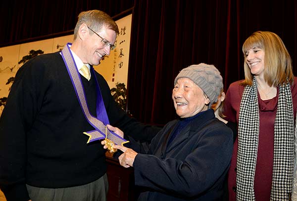 Stephen Brady, a family member of Richard Freeman Brady, a U.S. doctor who risked his life to save locals from Japanese troops during the Nanjing Massacre, meets Xia Shuqin, a massacre survivor, in Nanjing on Monday. Six foreigners, including Richard Freeman Brady and John Rabe, a German businessman who also protected locals, were honored with the Zijin Grass International Commemorative Medal of Peace ahead of Nanjing Massacre Remembrance Day on Tuesday. CUI XIAO/CHINA DAILY Stephen Brady, a family member of Richard Freeman Brady, a U.S. doctor who risked his life to save locals from Japanese troops during the Nanjing Massacre, meets Xia Shuqin, a massacre survivor, in Nanjing on Monday. Six foreigners, including Richard Freeman Brady and John Rabe, a German businessman who also protected locals, were honored with the Zijin Grass International Commemorative Medal of Peace ahead of Nanjing Massacre Remembrance Day on Tuesday. CUI XIAO/CHINA DAILY