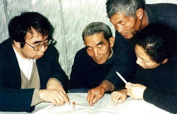 With Wang Xuan (right) as his interpreter, Keiichiro Ichinose (left) collects testimony from victims of germ warfare in Zhejiang province. Photo provided by ICHINOSE With Wang Xuan (right) as his interpreter, Keiichiro Ichinose (left) collects testimony from victims of germ warfare in Zhejiang province. Photo provided by ICHINOSE