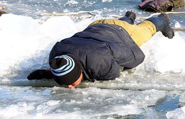 An ice collector drinks water from the Songhua River. (Photo By Zhang Qingyun / For China Daily) An ice collector drinks water from the Songhua River. (Photo By Zhang Qingyun / For China Daily)