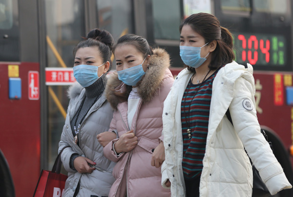 People wear masks in Xi'an, Shaanxi province, on Tuesday, the fifth consecutive day of serious air pollution. Provided To China Daily People wear masks in Xi'an, Shaanxi province, on Tuesday, the fifth consecutive day of serious air pollution. Provided To China Daily