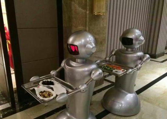 Robot serve meals at a restaurant. (Photo/People's Daily Online) Robot serve meals at a restaurant. (Photo/People's Daily Online)