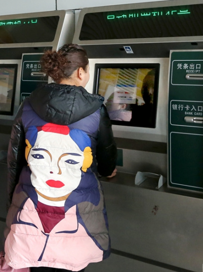 A passenger gets her ticket at Nantong Railway Station in Jiangsu province on Thursday after purchasing it online. Xu Congjun / For China Daily A passenger gets her ticket at Nantong Railway Station in Jiangsu province on Thursday after purchasing it online. Xu Congjun / For China Daily