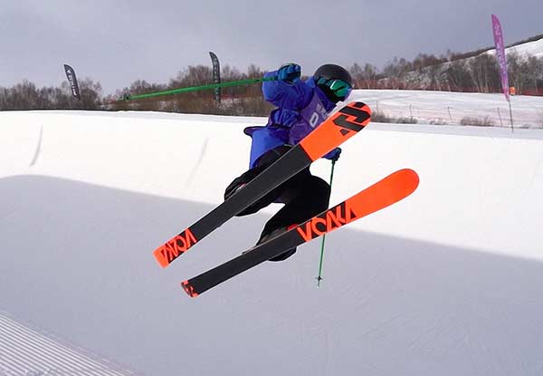 A member of China's national half-pipe ski team trains at the country's first Olympic-sized half-pipe at Genting Resort in Zhangjiakou, Hebei province, on Saturday.Qin Shan / For China Daily A member of China's national half-pipe ski team trains at the country's first Olympic-sized half-pipe at Genting Resort in Zhangjiakou, Hebei province, on Saturday.Qin Shan / For China Daily