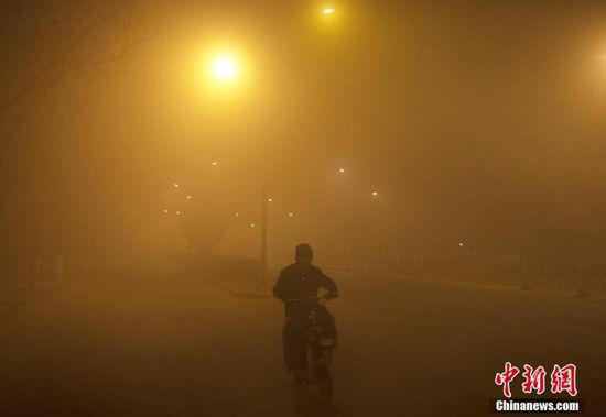 A citizen rides a bicycle in Beijing. (Photo/Chinanews.com) A citizen rides a bicycle in Beijing. (Photo/Chinanews.com)