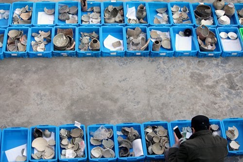 Archeological staff excavate and examine unearthed relics at the Qinglong site. More than 6,000 pieces of intact and recoverable ceramic wares and over 100,000 pieces of broken ceramics have been discovered at the site so far. (Photos: Yang Hui/GT) Archeological staff excavate and examine unearthed relics at the Qinglong site. More than 6,000 pieces of intact and recoverable ceramic wares and over 100,000 pieces of broken ceramics have been discovered at the site so far. (Photos: Yang Hui/GT)